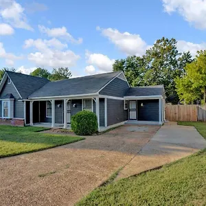 Glamorous 3br 2ba House W/ Large Fenced Backyard Holiday home Memphis